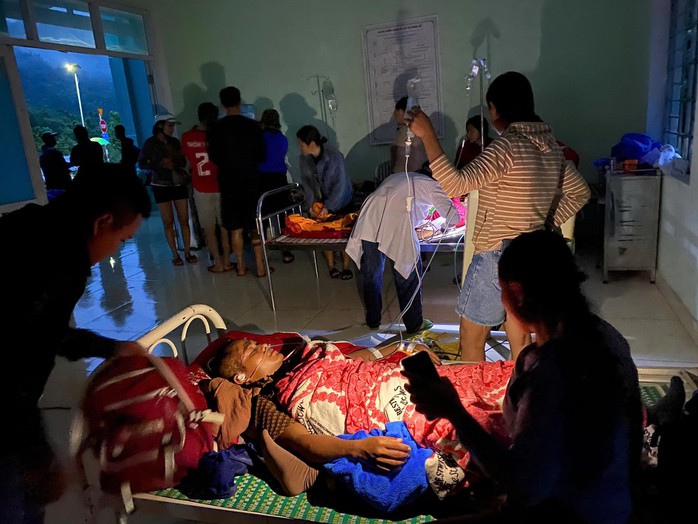 2 người bị sạt lở đất  2 người bị sạt lở đất