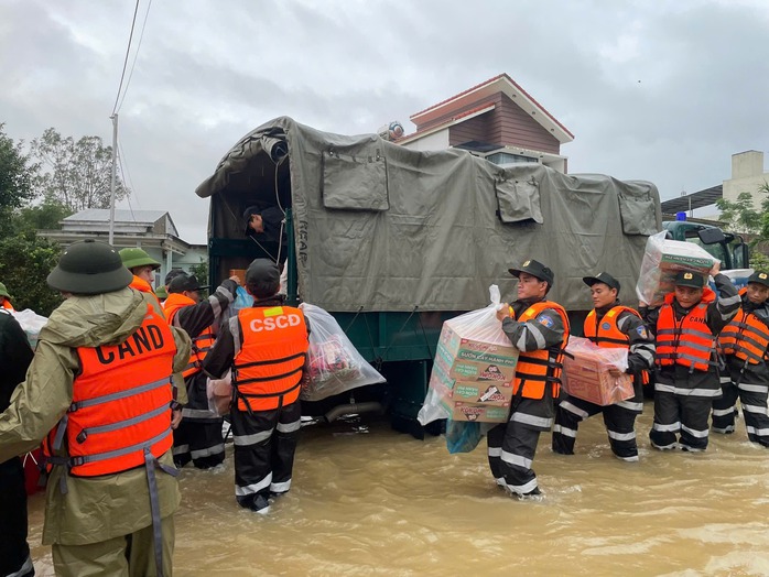 Đà Nẵng khẩn trương cứu hộ 10 xã bị cô lập do mưa lũ - Ảnh 4. Đà Nẵng khẩn trương cứu hộ 10 xã bị cô lập do mưa lũ - Ảnh 4.