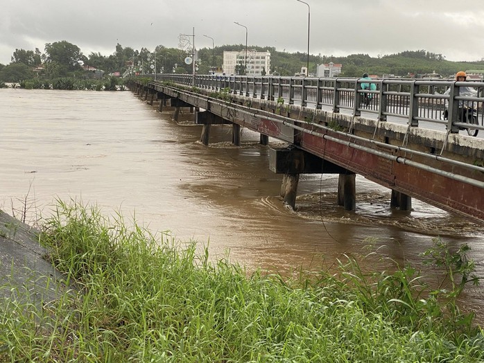 Lũ các sông ở Quảng Ngãi lên nhanh ngập đến tầng 1, nhiều nơi xấp xỉ đỉnh lũ lịch sử - Ảnh 4.