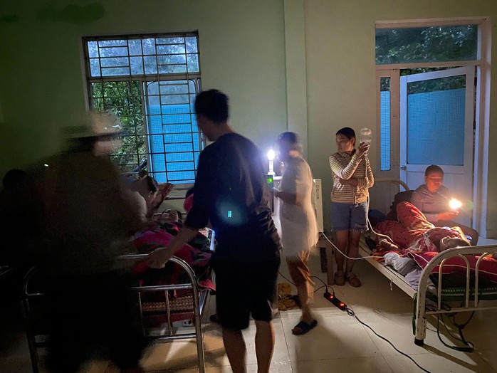 2 người bị sạt lở đất  2 người bị sạt lở đất