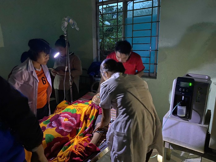 2 người bị sạt lở đất  2 người bị sạt lở đất