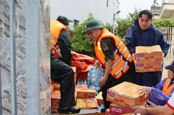 Lữ đoàn 574 cứu 9 người mắc kẹt giữa mưa lũ, đang đói và khát nhiều giờ liền - Ảnh 11. Lữ đoàn 574 cứu 9 người mắc kẹt giữa mưa lũ, đang đói và khát nhiều giờ liền - Ảnh 11.