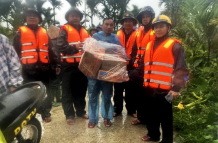 CLIP: Dùng máy bay không người lái đưa hàng cứu trợ đến Trà My bị cô lập - Ảnh 2. CLIP: Dùng máy bay không người lái đưa hàng cứu trợ đến Trà My bị cô lập - Ảnh 2.