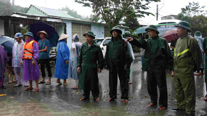 CLIP: Dùng máy bay không người lái đưa hàng cứu trợ đến Trà My bị cô lập - Ảnh 3. CLIP: Dùng máy bay không người lái đưa hàng cứu trợ đến Trà My bị cô lập - Ảnh 3.