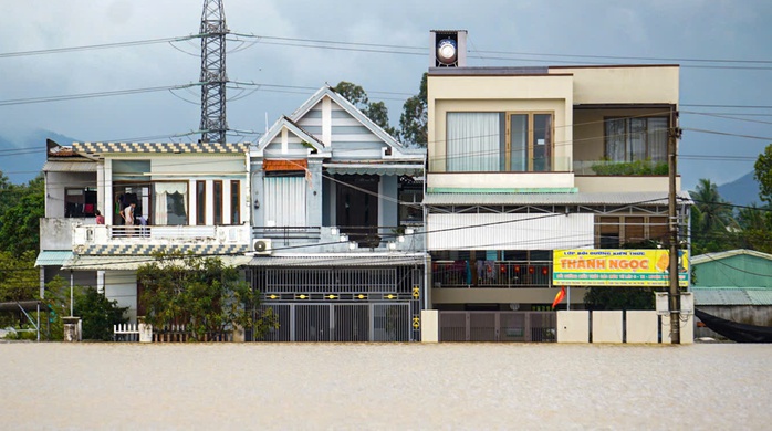 Đà Nẵng khẩn trương cứu hộ 10 xã bị cô lập do mưa lũ - Ảnh 2. Đà Nẵng khẩn trương cứu hộ 10 xã bị cô lập do mưa lũ - Ảnh 2.