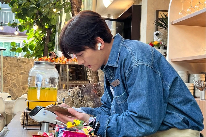 Ji Chang Wook gây chú ý khi làm "ông chủ nhà hàng" trong show thực tế của Philippines - Ảnh 1.