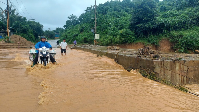 Cầu tạm doanh nghiệp điện gió gây ngập ngầm tràn Ván Ri tại Khe Sanh - Ảnh 2. Cầu tạm doanh nghiệp điện gió gây ngập ngầm tràn Ván Ri tại Khe Sanh - Ảnh 2.
