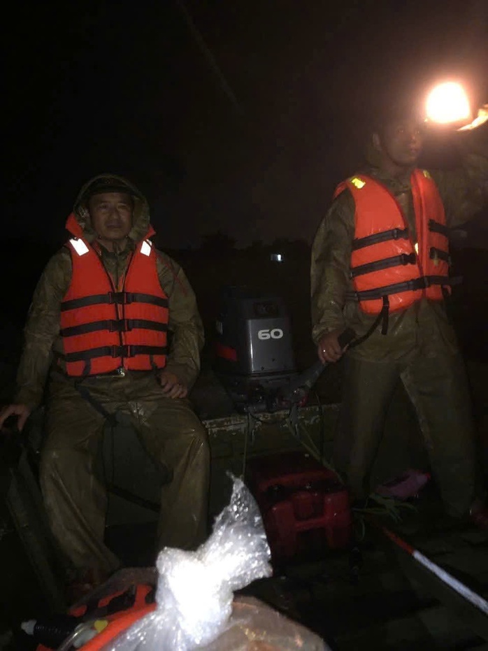 Lữ đoàn 574 cứu 9 người mắc kẹt giữa mưa lũ, đang đói và khát nhiều giờ liền - Ảnh 5. Lữ đoàn 574 cứu 9 người mắc kẹt giữa mưa lũ, đang đói và khát nhiều giờ liền - Ảnh 5.