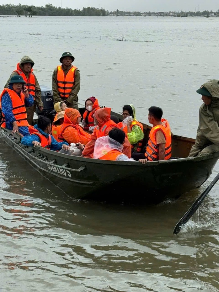 Lữ đoàn 574 cứu 9 người mắc kẹt giữa mưa lũ, đang đói và khát nhiều giờ liền - Ảnh 3. Lữ đoàn 574 cứu 9 người mắc kẹt giữa mưa lũ, đang đói và khát nhiều giờ liền - Ảnh 3.
