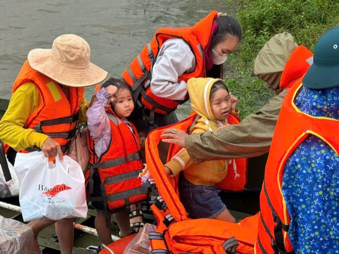 Lữ đoàn 574 cứu 9 người mắc kẹt giữa mưa lũ, đang đói và khát nhiều giờ liền - Ảnh 2. Lữ đoàn 574 cứu 9 người mắc kẹt giữa mưa lũ, đang đói và khát nhiều giờ liền - Ảnh 2.