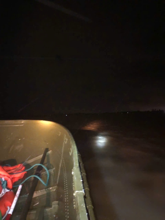 Lữ đoàn 574 cứu 9 người mắc kẹt giữa mưa lũ, đang đói và khát nhiều giờ liền - Ảnh 4. Lữ đoàn 574 cứu 9 người mắc kẹt giữa mưa lũ, đang đói và khát nhiều giờ liền - Ảnh 4.