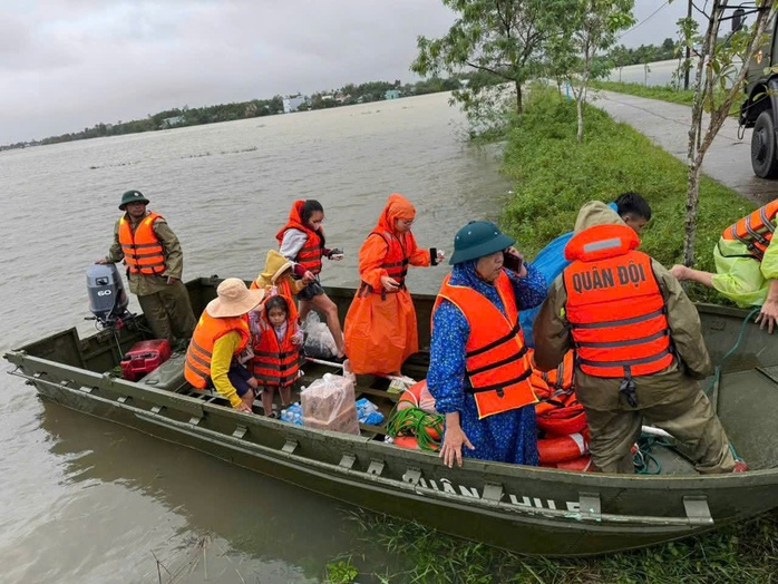 Lữ đoàn 574 cứu 9 người mắc kẹt giữa mưa lũ, đang đói và khát nhiều giờ liền - Ảnh 1. Lữ đoàn 574 cứu 9 người mắc kẹt giữa mưa lũ, đang đói và khát nhiều giờ liền - Ảnh 1.
