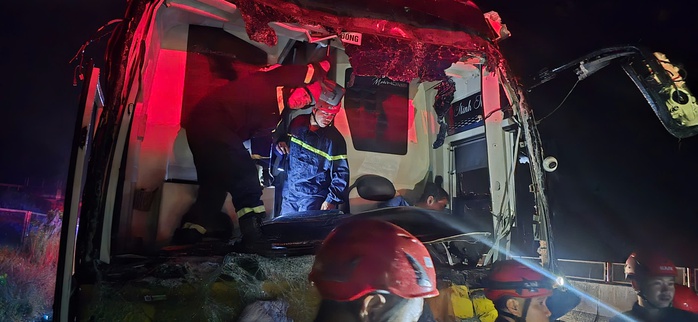 CLIP: Giải cứu 5 người mắc kẹt giữa đêm trên cao tốc Đà Nẵng - Quảng Ngãi - Ảnh 1.