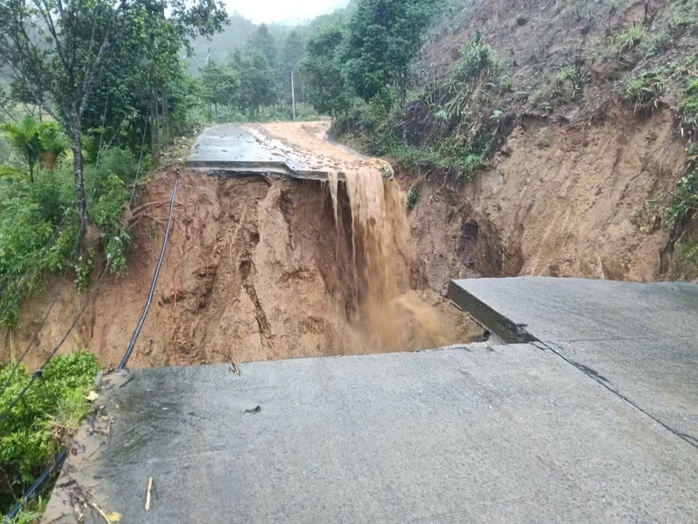Lũ các sông ở Quảng Ngãi lên nhanh ngập đến tầng 1, nhiều nơi xấp xỉ đỉnh lũ lịch sử - Ảnh 3.