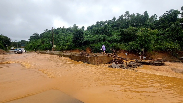 Cầu tạm doanh nghiệp điện gió gây ngập ngầm tràn Ván Ri tại Khe Sanh - Ảnh 1. Cầu tạm doanh nghiệp điện gió gây ngập ngầm tràn Ván Ri tại Khe Sanh - Ảnh 1.