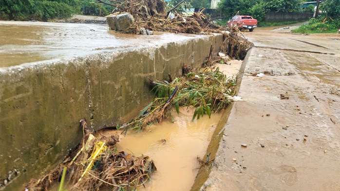 Cầu tạm doanh nghiệp điện gió gây ngập ngầm tràn Ván Ri tại Khe Sanh - Ảnh 4. Cầu tạm doanh nghiệp điện gió gây ngập ngầm tràn Ván Ri tại Khe Sanh - Ảnh 4.
