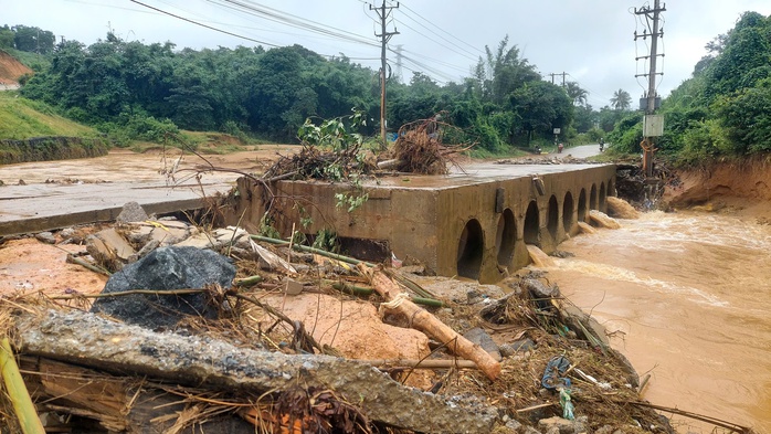 Cầu tạm doanh nghiệp điện gió gây ngập ngầm tràn Ván Ri tại Khe Sanh - Ảnh 8. Cầu tạm doanh nghiệp điện gió gây ngập ngầm tràn Ván Ri tại Khe Sanh - Ảnh 8.