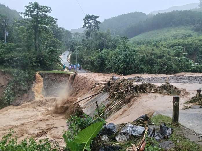 Lũ các sông ở Quảng Ngãi lên nhanh ngập đến tầng 1, nhiều nơi xấp xỉ đỉnh lũ lịch sử - Ảnh 5.