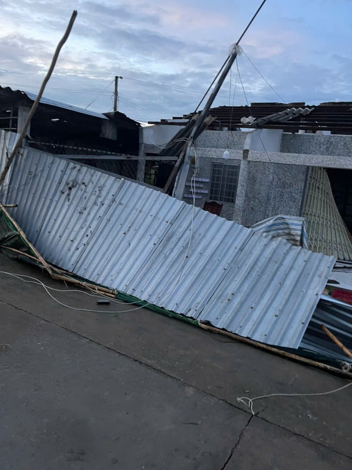 CLIP: Vòi rồng quét qua một xã ở Cà Mau - Ảnh 1.