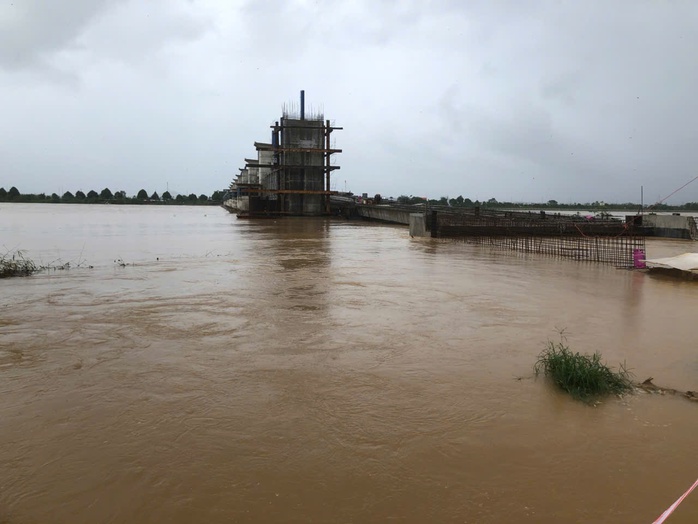 Quảng Ngãi đang nỗ lực giải cứu nhiều người dân mắc kẹt trên sông Trà Khúc - Ảnh 2.