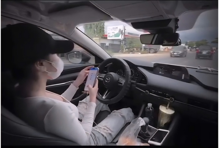 Cô gái thả 2 tay lướt điện thọai khi lái xe và phản ứng cộng đồng mạng gây xôn xao - Ảnh 1. Cô gái thả 2 tay lướt điện thọai khi lái xe và phản ứng cộng đồng mạng gây xôn xao - Ảnh 1.