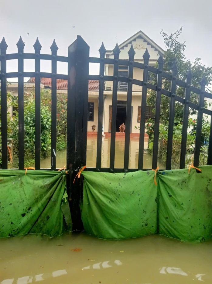 Quảng Trị: Một xã có 570 nhà bị ngập, dân dùng ghe đưa quan tài đến nơi cao ráo - Ảnh 8.