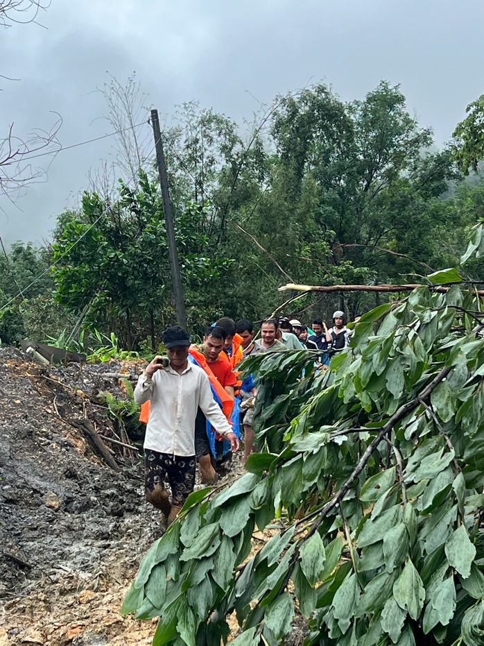 VIDEO: Hành trình kịch tính như phim, xuyên đêm cứu 3 người ở Đà Nẵng - Ảnh 1. VIDEO: Hành trình kịch tính như phim, xuyên đêm cứu 3 người ở Đà Nẵng - Ảnh 1.