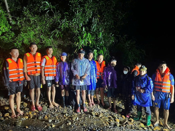 Cứu 6 người dân bị lũ chia cắt tại Quảng Trị sau 2 ngày cô lập - Ảnh 4. Cứu 6 người dân bị lũ chia cắt tại Quảng Trị sau 2 ngày cô lập - Ảnh 4.