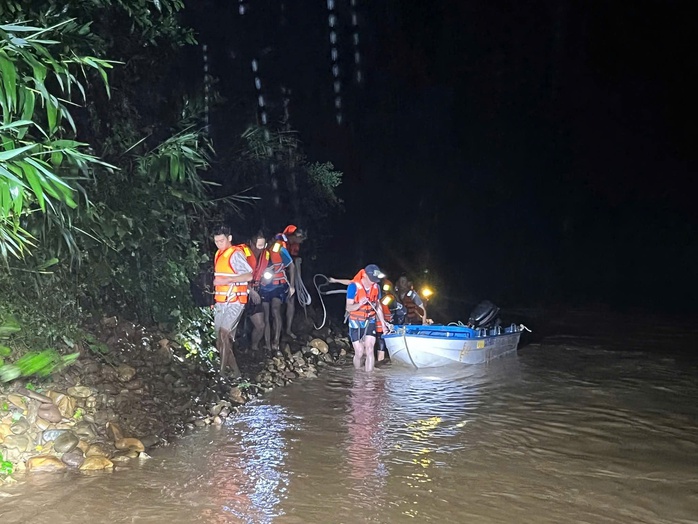 Cứu 6 người dân bị lũ chia cắt tại Quảng Trị sau 2 ngày cô lập - Ảnh 2. Cứu 6 người dân bị lũ chia cắt tại Quảng Trị sau 2 ngày cô lập - Ảnh 2.