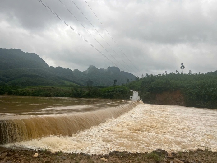 Cứu 6 người dân bị lũ chia cắt tại Quảng Trị sau 2 ngày cô lập - Ảnh 1. Cứu 6 người dân bị lũ chia cắt tại Quảng Trị sau 2 ngày cô lập - Ảnh 1.