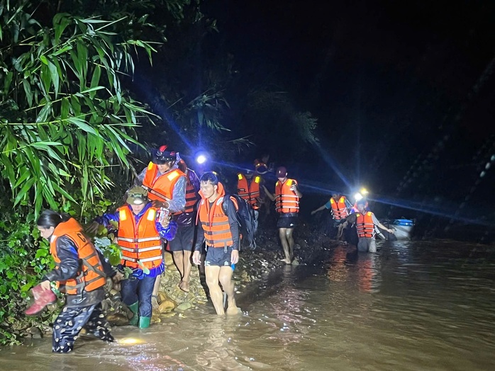 Cứu 6 người dân bị lũ chia cắt tại Quảng Trị sau 2 ngày cô lập - Ảnh 3. Cứu 6 người dân bị lũ chia cắt tại Quảng Trị sau 2 ngày cô lập - Ảnh 3.