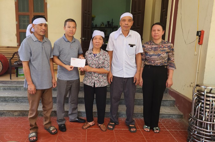 Báo Người Lao Động trao quà bạn đọc tới 2 hộ bị lốc xoáy ở Ninh Bình - Ảnh 5.