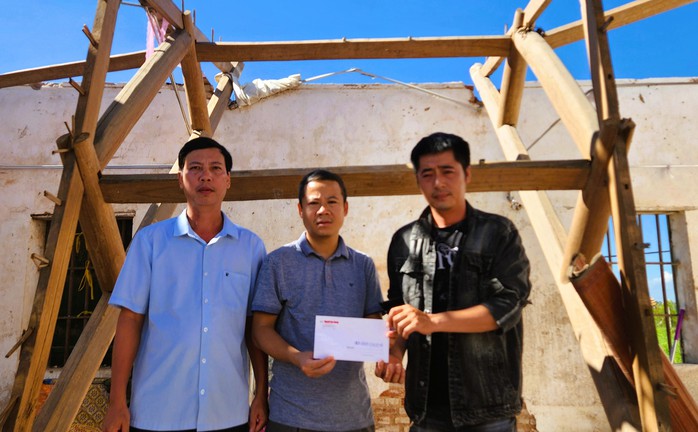Báo Người Lao Động trao quà bạn đọc tới 2 hộ bị lốc xoáy ở Ninh Bình - Ảnh 1.
