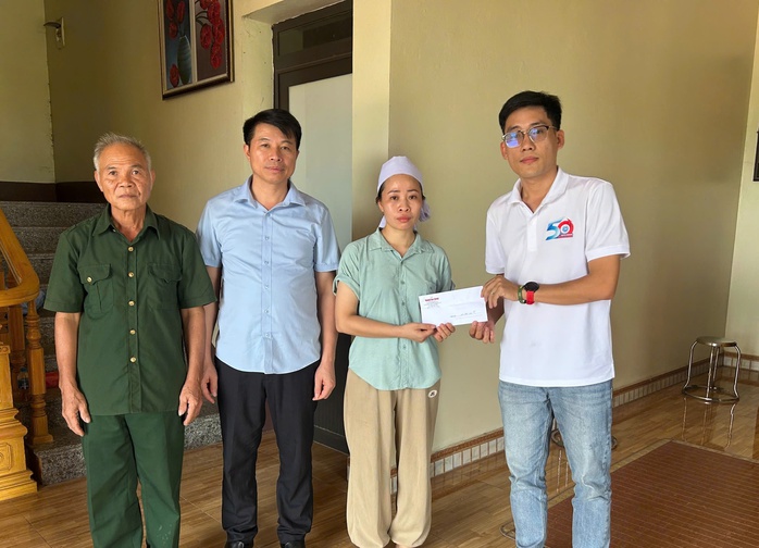 Báo Người Lao Động hỗ trợ gia đình nạn nhân bão số 10 - Ảnh 2.