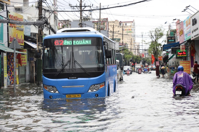 Cận cảnh ngập, người dân đi lại chật vật trong trận mưa ngày 3-10- Ảnh 6.