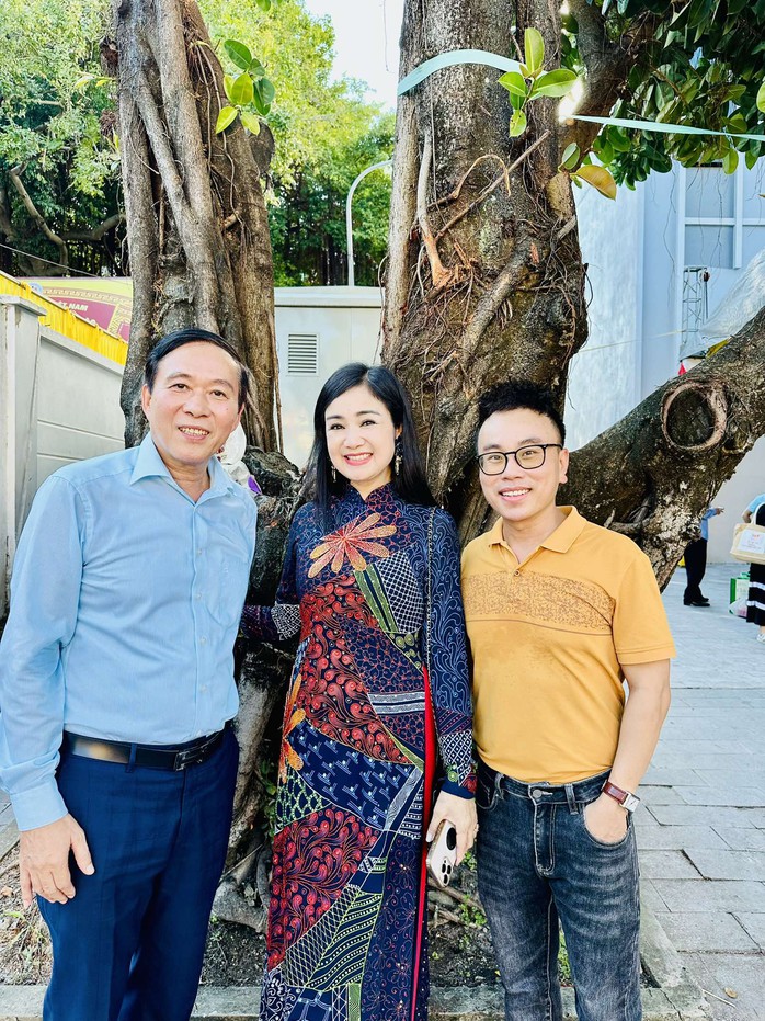Thu Hà, Minh Vượng và đông nghệ sĩ lễ dâng hương Đền Vân Thị – Ninh Bình  - Ảnh 2.