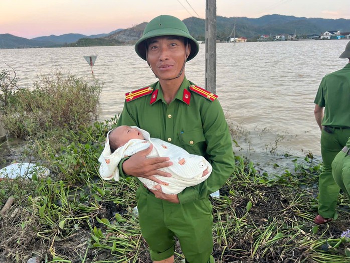 Ứng cứu kịp thời mẹ con sản phụ bị nước lũ cô lập - Ảnh 2.