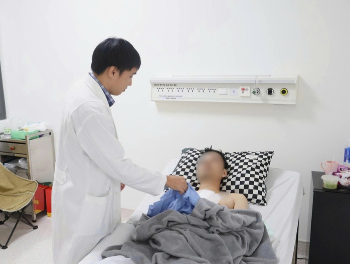 Bệnh nhân bị tai nạn vỡ tim, hồi hộp với ca mổ kéo dài 4 giờ - Ảnh 1.