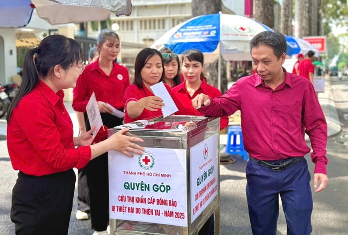 Hội chữ Thập đỏ TP HCM phát động ủng hộ đồng bào bị thiên tai - Ảnh 1.