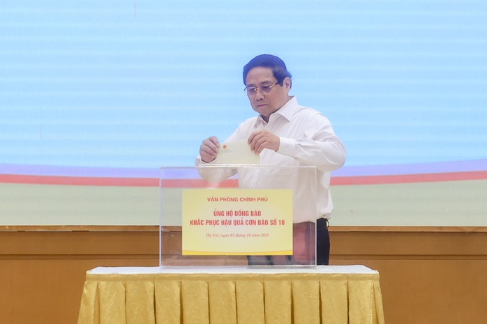 Thủ tướng, các Phó Thủ tướng quyên góp ủng hộ đồng bào bị thiệt hại do bão lũ- Ảnh 1.