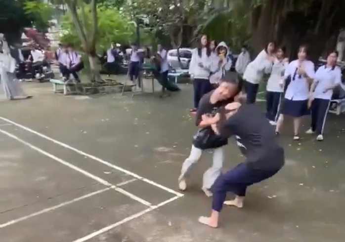 Xác minh vụ hai nữ sinh Hiệp Bình đánh nhau giữa đám đông cổ vũ - Ảnh 1.