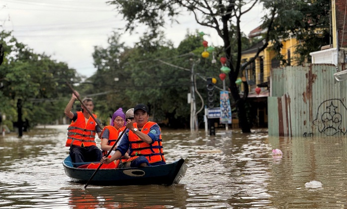 Tình hình ngập lụt tại Đà Nẵng: Hàng ngàn người chung tay cứu bờ kè Duy Nghĩa - Ảnh 1. Tình hình ngập lụt tại Đà Nẵng: Hàng ngàn người chung tay cứu bờ kè Duy Nghĩa - Ảnh 1.
