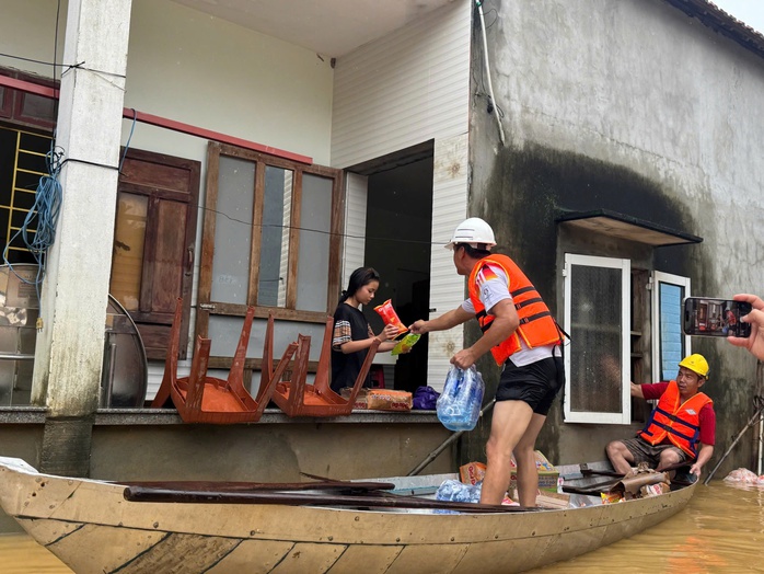 Tình hình ngập lụt tại Đà Nẵng: Hàng ngàn người chung tay cứu bờ kè Duy Nghĩa - Ảnh 2. Tình hình ngập lụt tại Đà Nẵng: Hàng ngàn người chung tay cứu bờ kè Duy Nghĩa - Ảnh 2.