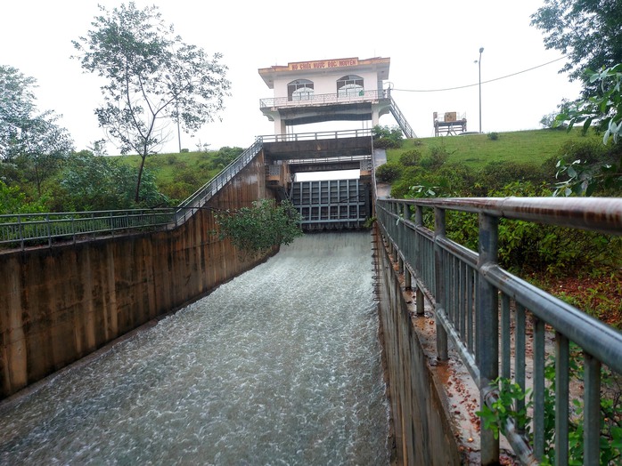 Mưa lớn ở Hà Tĩnh khiến hàng trăm hộ dân phải sơ tán khẩn cấp - Ảnh 12. Mưa lớn ở Hà Tĩnh khiến hàng trăm hộ dân phải sơ tán khẩn cấp - Ảnh 12.