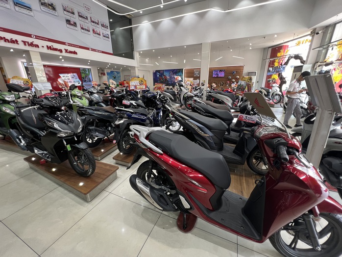 Giá xe máy giảm mạnh cho dù đã qua tháng "cô hồn" - Ảnh 1.