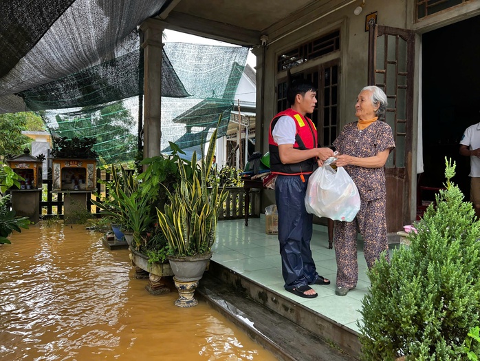 Khẩn trương hỗ trợ người dân vùng lũ tại TP Huế và Quảng Ngãi - Ảnh 1. Khẩn trương hỗ trợ người dân vùng lũ tại TP Huế và Quảng Ngãi - Ảnh 1.