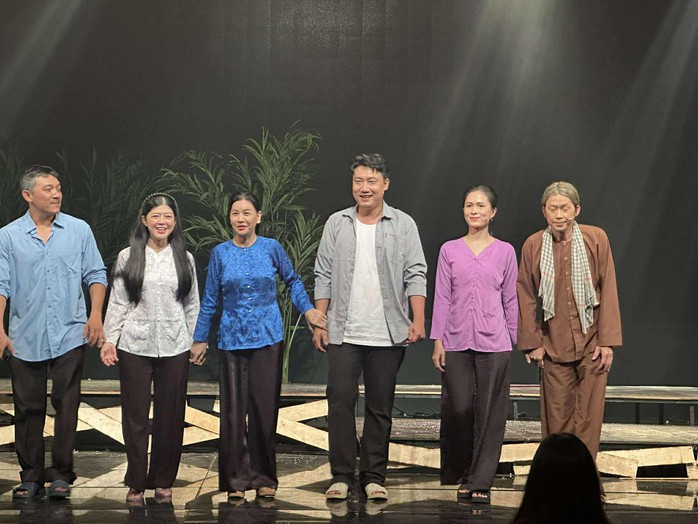 Khóc cười với Hoài Linh, Cát Phượng trong phiên bản mới của "Hiu hiu gió bấc" - Ảnh 1.