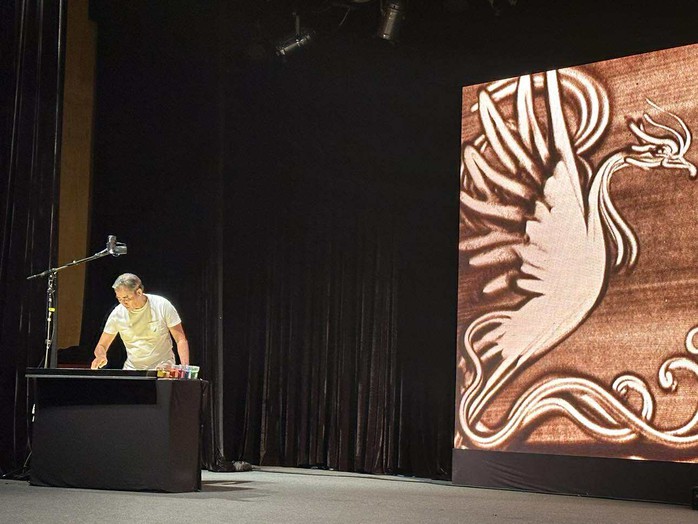 Dấu ấn lung linh từ ngôn ngữ cát của nghệ sĩ Đặng Trí Đức - Ảnh 4.