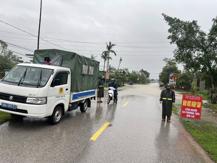 Mưa lớn ở Hà Tĩnh khiến hàng trăm hộ dân phải sơ tán khẩn cấp - Ảnh 13. Mưa lớn ở Hà Tĩnh khiến hàng trăm hộ dân phải sơ tán khẩn cấp - Ảnh 13.