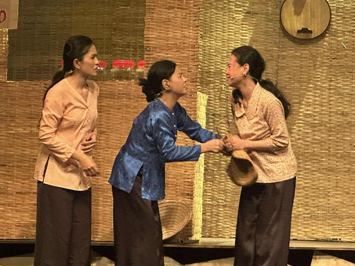 Khóc cười với Hoài Linh, Cát Phượng trong phiên bản mới của "Hiu hiu gió bấc" - Ảnh 2.